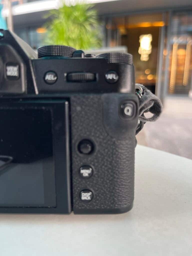 X-T30 end view table fujifilm, street view, black back buttons