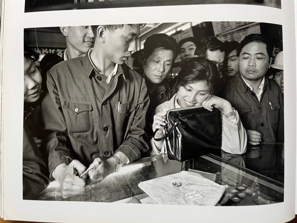 Shanghai jewelry shop, people, woman, Chinese workers, onlookers, ring, bag, happy woman, black and white, hiroji kubato