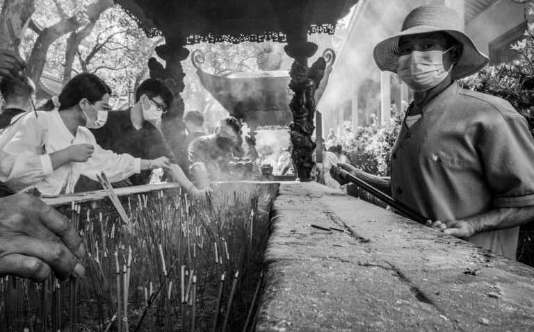 Temple phot, hangzhou, china, fire, altar, since she, praying, temple worker