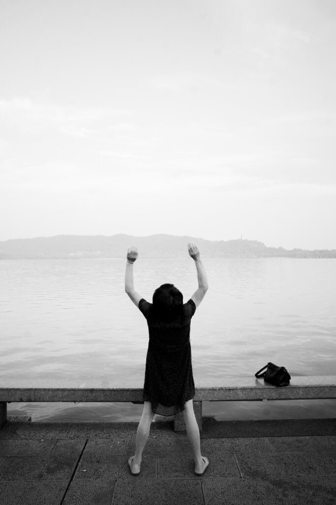 Lady lake Hangzhou, morning, lakeside, exercising, black and white photo