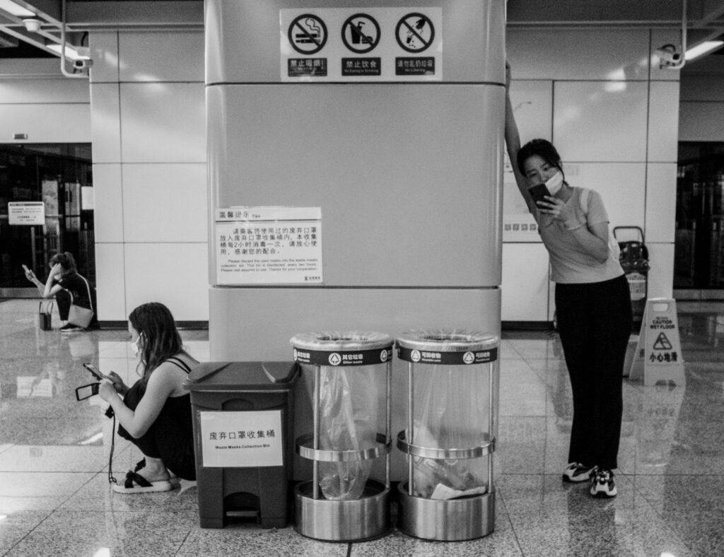 Subway girls, three girls, china, Shen he, subway, standing, sitting, bins, metro, Ricoh GRIII
