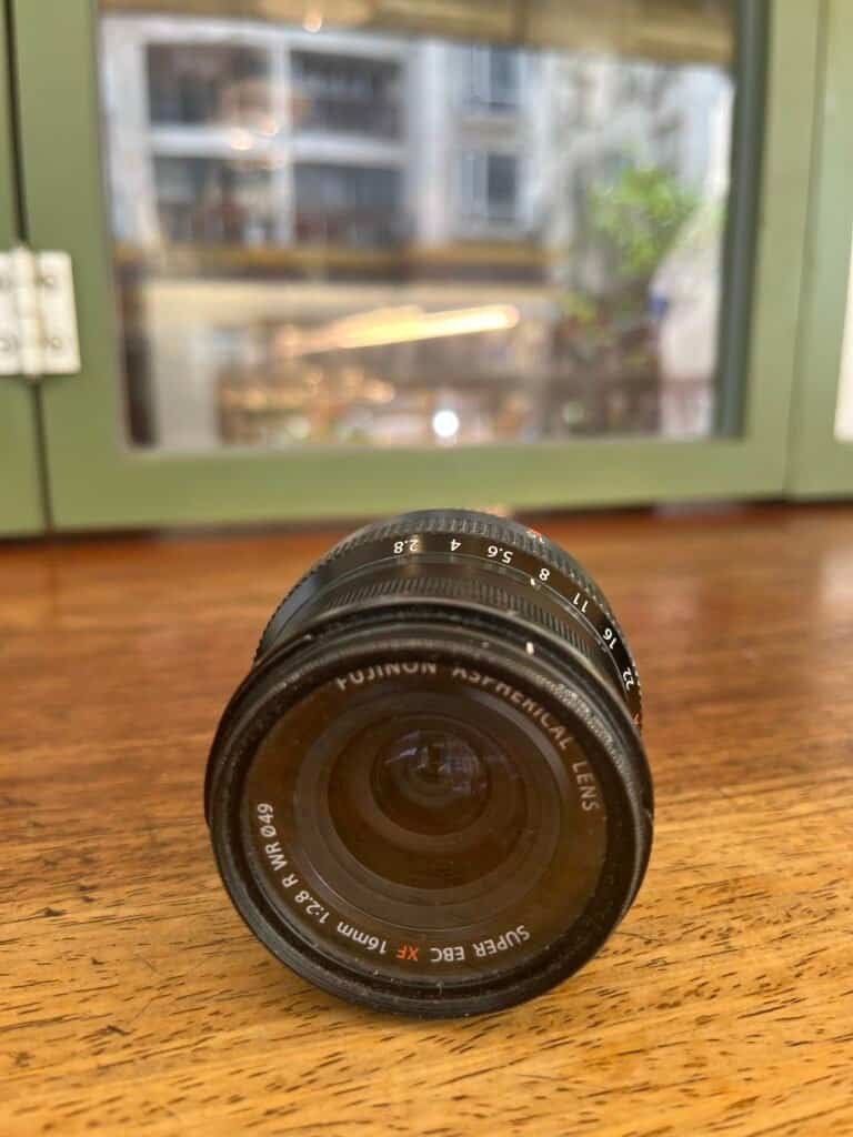 FUJINON XF16mmF2.8 R WR, wooden surface, shop front, black, window, side view