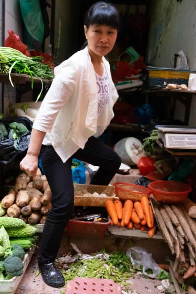 Women alley, fruit, veg,moving, shenzhen