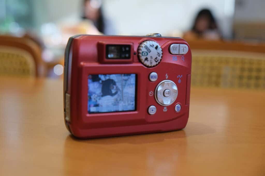 Nikon Coolpix 3200 LCD room light Wooden table hands sunshine chair